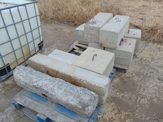 2 pallets of 8 concrete blocks