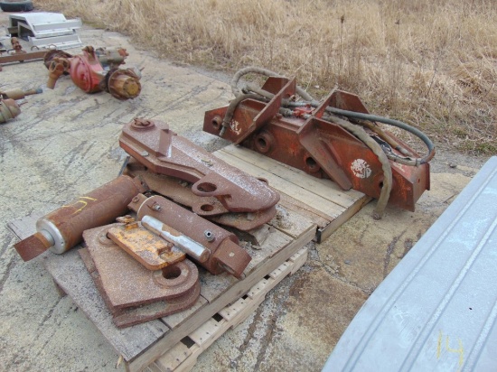 hydraulic grapple on 2 pallets in parts