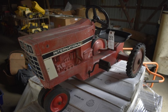 1978 International 966 Pedal Tractor