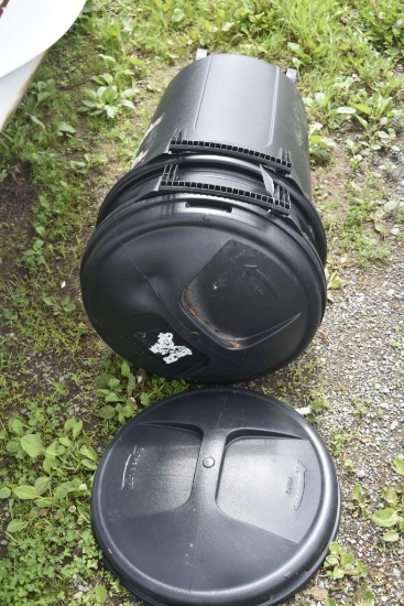 2 Garbage Cans with Lids