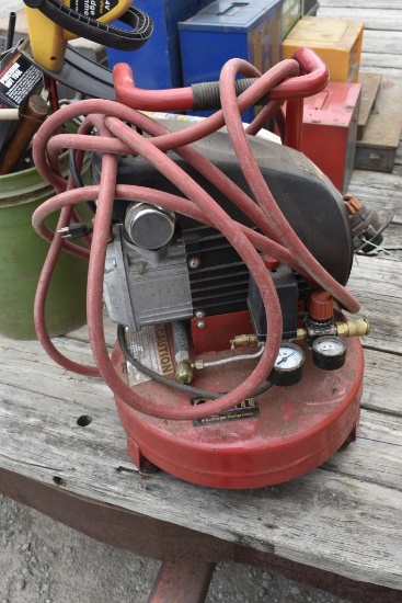 Black Bull 4 Gallon Air Compressor w/ Hose