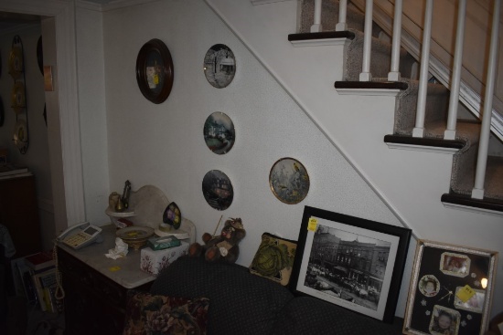 Plates, Pictures, Stuffed animals and nice lamp