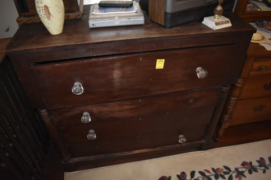 4 Drawer dresser with glass handles