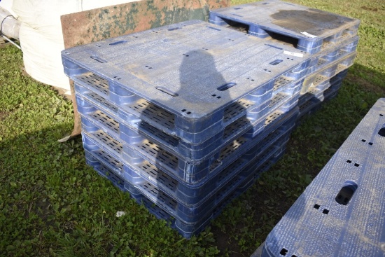 6 Blue plastic pallets