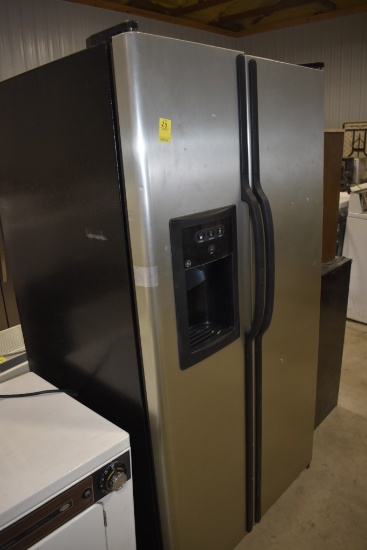 GE Listed Household Refrigerator/Freezer with Bifold Doors