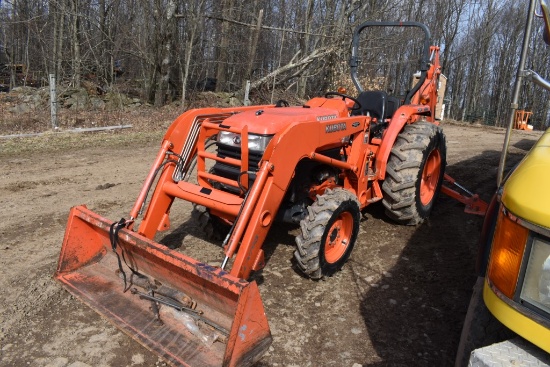 Kubota L4400 Tractor Loader Backhoe