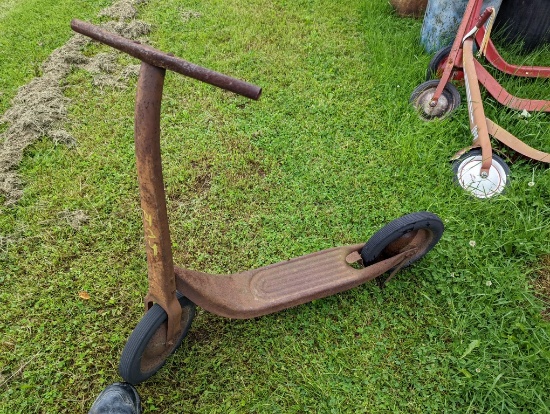 Vintage Radio Line Metal Scooter