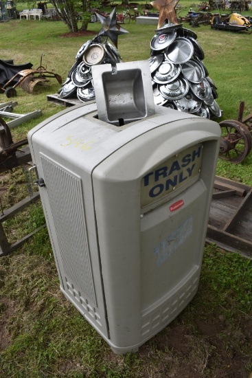 Rubbermaid Blockbuster Trash Can
