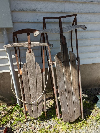 2 Vintage Runner Sleds