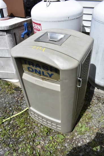 Rubbermaid Blockbuster Trash Can