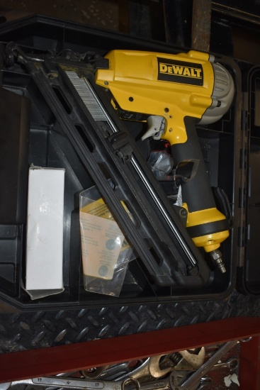 DeWalt D51276 15 Gauge Angle Finish Nailer in Case