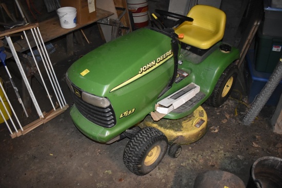 John Deer LT133 Lawn Tractor with Mowing Deck