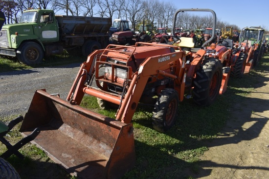 Kubota L2900 Loader Tractor