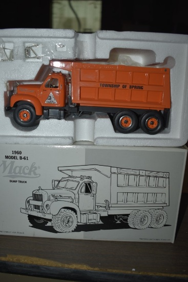 First Gear 1960 Model B-61 Mack Dump Truck
