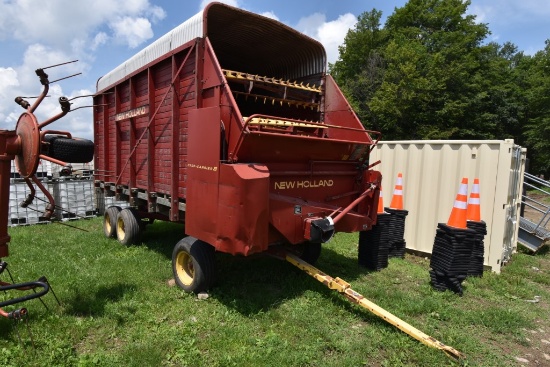 New Holland Crop Carrier 8 Forage Wagon