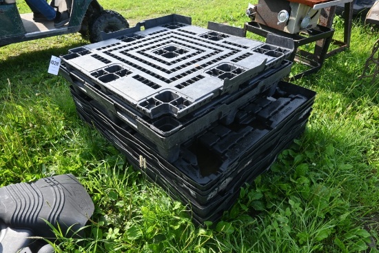 10 Plastic Pallets