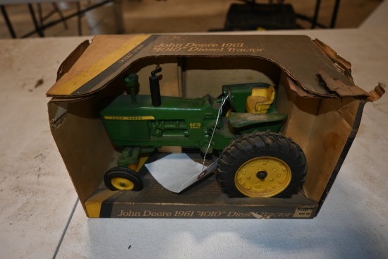 ERTL 1961 John Deere 4010 Diesel Tractor