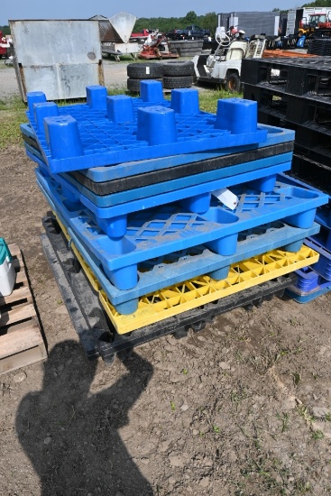 12 Plastic Pallets