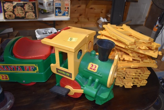 Sante Fe 22 Locomotive with Tracks
