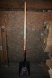 Razorback Square Point Shovel