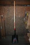 Razorback Square Point Shovel