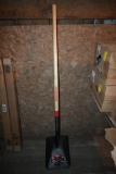 Razorback Square Point Shovel