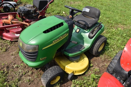 John Deere L100 Lawn Tractor