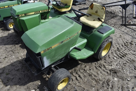 John Deere 240 Lawn Tractor