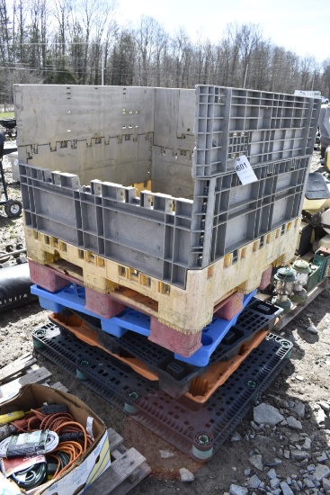 6 Plastic Pallets