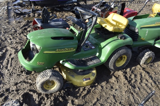 John Deere L100 Lawn Tractor