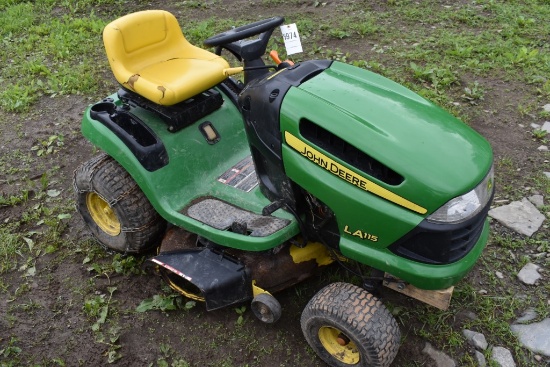 John Deere LA115 Lawn Tractor