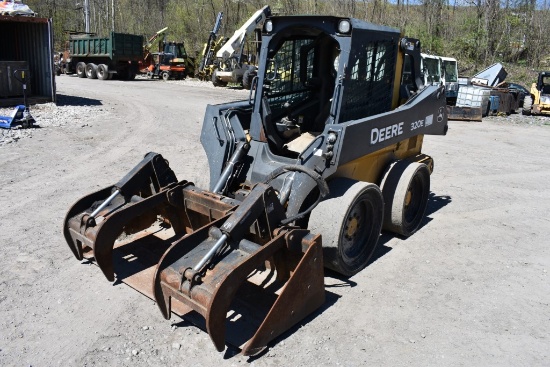 John Deere 320E Skid Steer