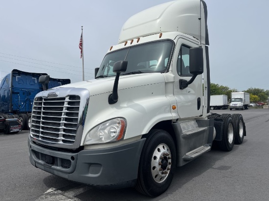 2016 Freightliner CA125 Day cab Truck