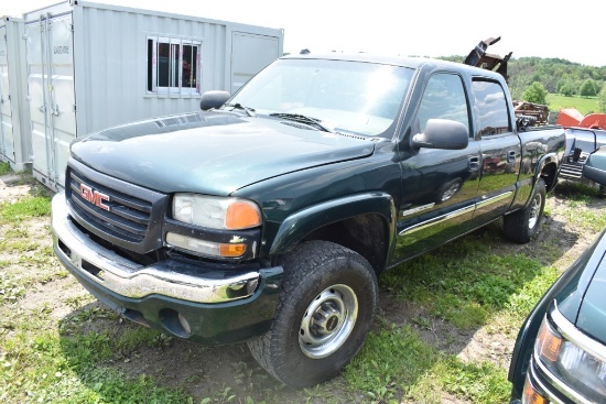 2004 GMC 2500 HD Truck with snow plow