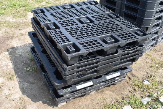 8 Plastic Pallets