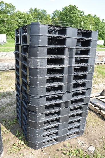 14 Plastic Pallets