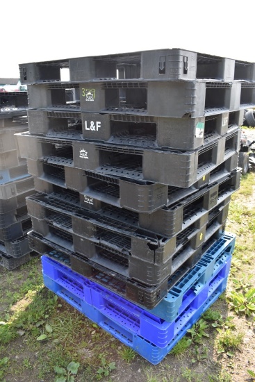 12 Plastic Pallets