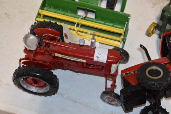 Spec Cast McCormick Farmall 450 Tractor