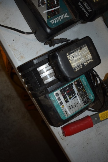 Makita 18V Battery Charger With Battery