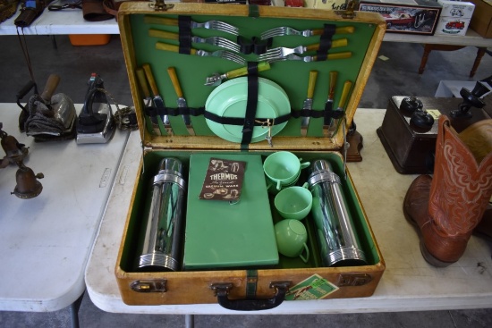 Thermos Picnic Set With Lockable Case