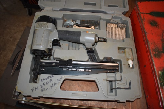 Porter Cable 250A Finish Nailer With Nails In Case