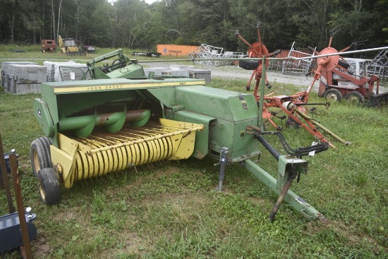 John Deere 327 Square Baler
