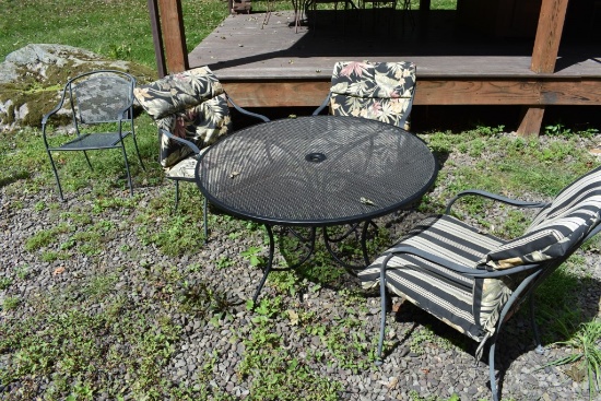 Round Wire Metal Outdoor Table and 4 Chairs