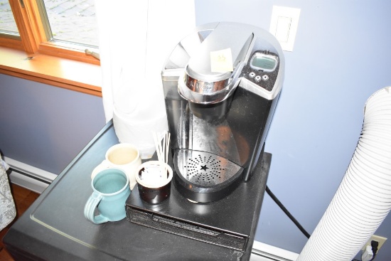 Keurig Coffee Maker with 2 Coffee Mugs and Small Trashcan