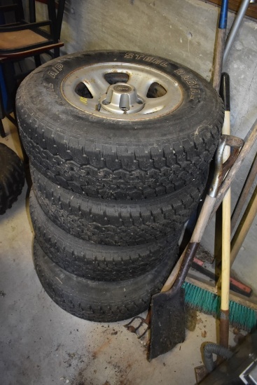 4 Chaparral P235/75R15 Tires on 5 Lug Jeep Rims