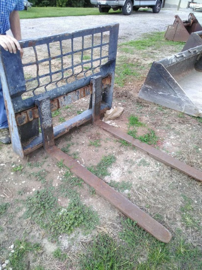 Skid steer pallet fork