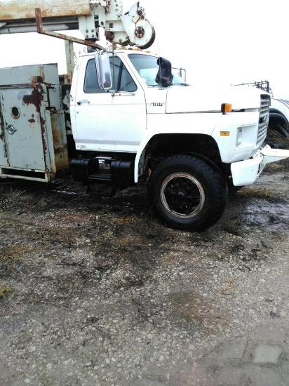 Ford 800 utility boom truck needs work but does run