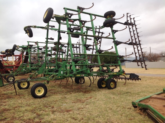 John Deere 2400 Series Chisel with Harrows