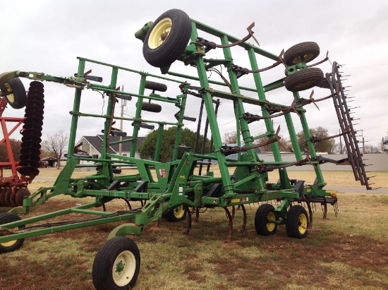 John Deere 2400 Series Chisel with Harrows