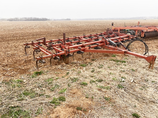 IHC Field Cultivator - 18ft with Deere Hyd. Cyl